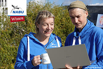 NABU-Wissen - Foto: Pia Sander-Beuermann 2 NABU-Aktive informieren sich online.